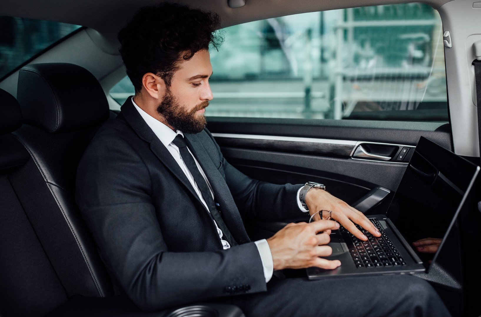 Why Every Business Trip in Dubai Needs a Chauffeur Service
